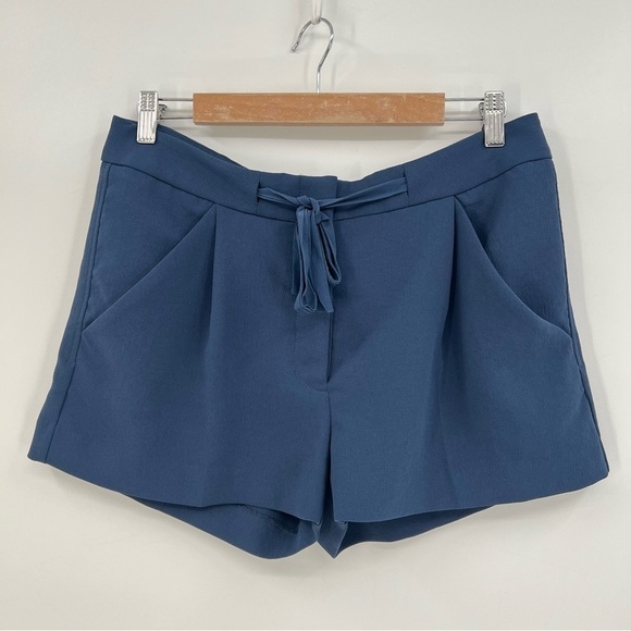 Wilfred Aritzia Exergue Pleated Tie Front Dressy Shorts in Blue Size 10 - Picture 1 of 8